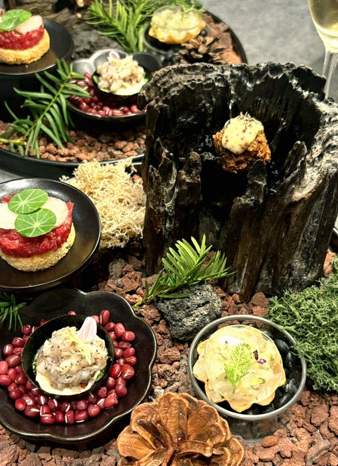 우하나 여의도점 · 여의도 맛집 더현대 맛집 · 시그니처 한우 쇼잉 — 진열함에 담긴 마블링 한우와 캐비아