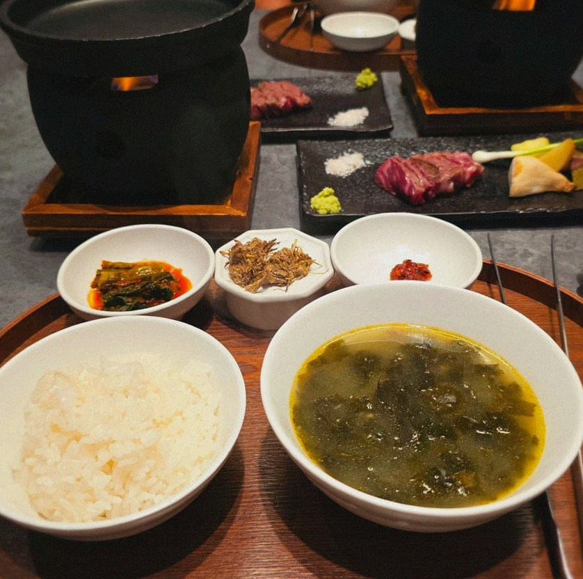 우하나 여의도점 · IFC몰 맛집 · 정갈하게 차려진 반찬과 곁들임 찬