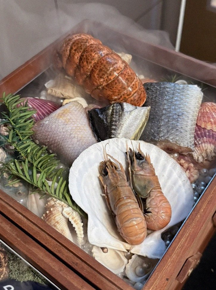 WOOARA Gwanghwamun · the signature Hanwoo showing — marbled beef cuts and caviar presented in a display chest