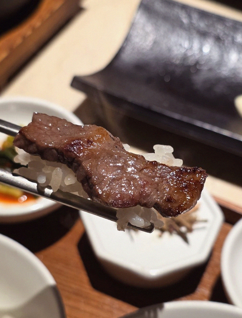 WOOARA Gwanghwamun · premium marbled Hanwoo beef presented before grilling