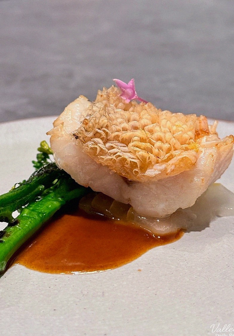 GOWOOGA Gangnam·Yeoksam · seafood course served alongside the beef