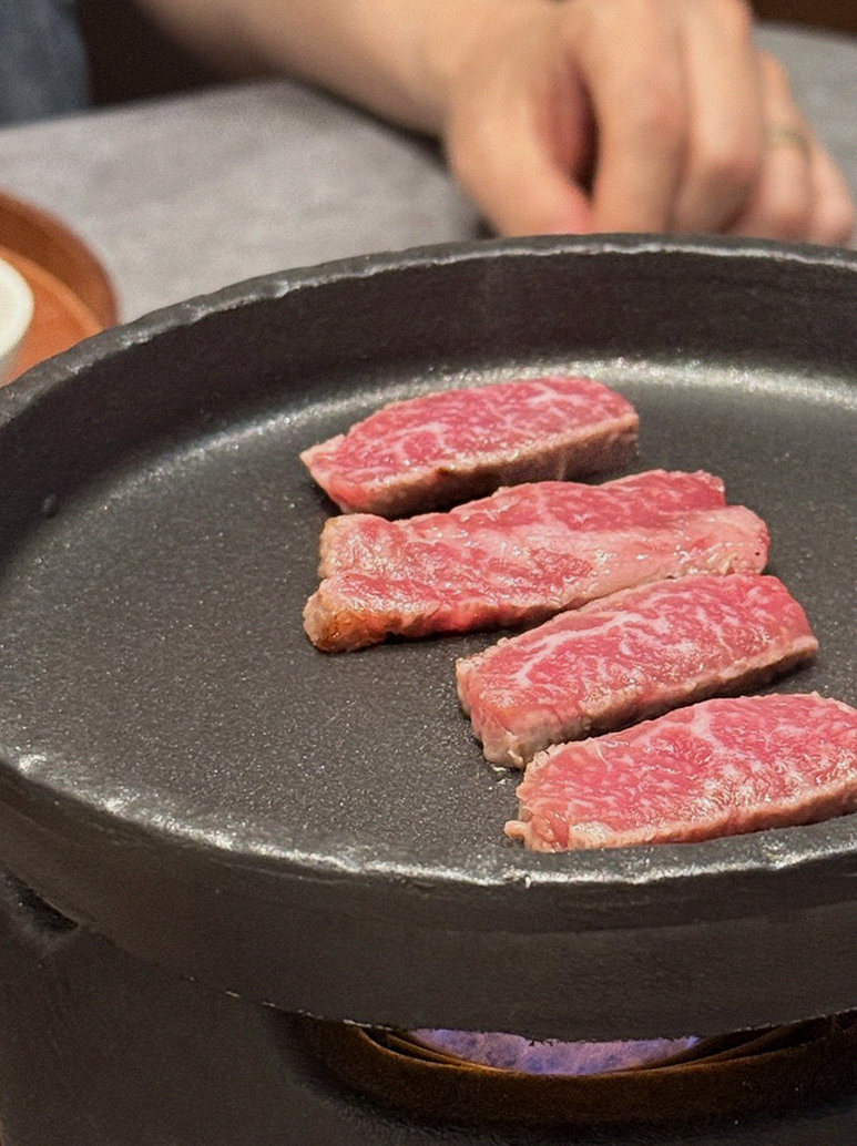 GOWOOGA Gangnam·Yeoksam · Hanwoo beef grilling over binchotan charcoal