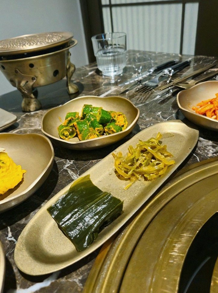 DAEBOJUNG Yeouido · assorted Korean side dishes (banchan)