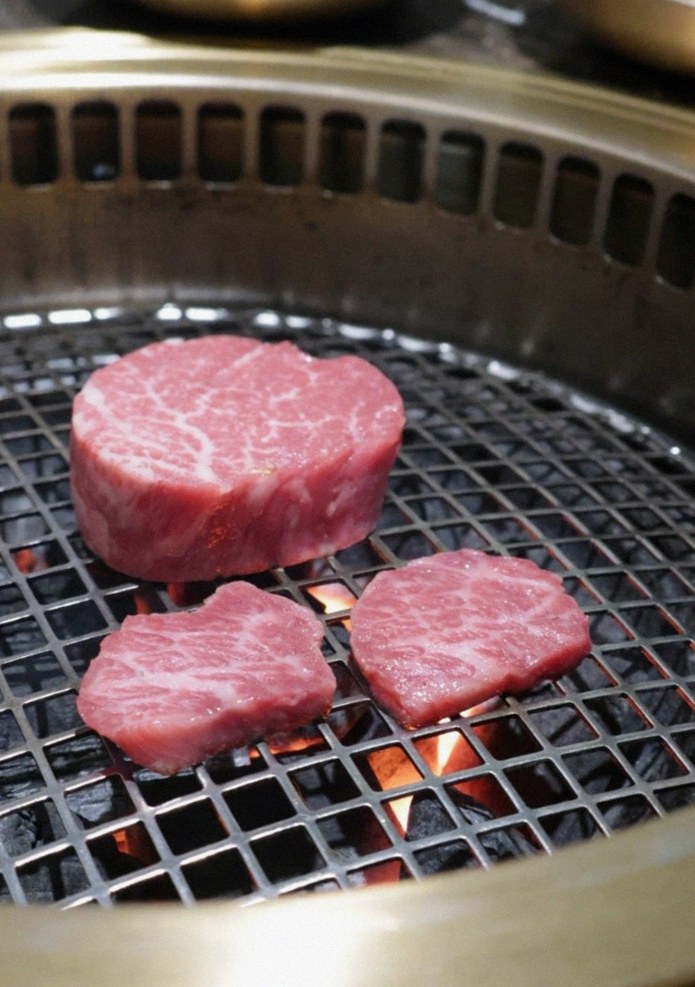 DAEBOJUNG Yeouido · Hanwoo beef grilling over binchotan charcoal