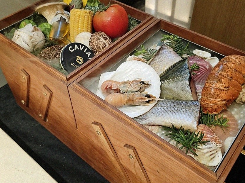 우아라 광화문점 · 광화문역 데이트 맛집 · 시그니처 한우 쇼잉 — 진열함에 담긴 마블링 한우와 캐비아