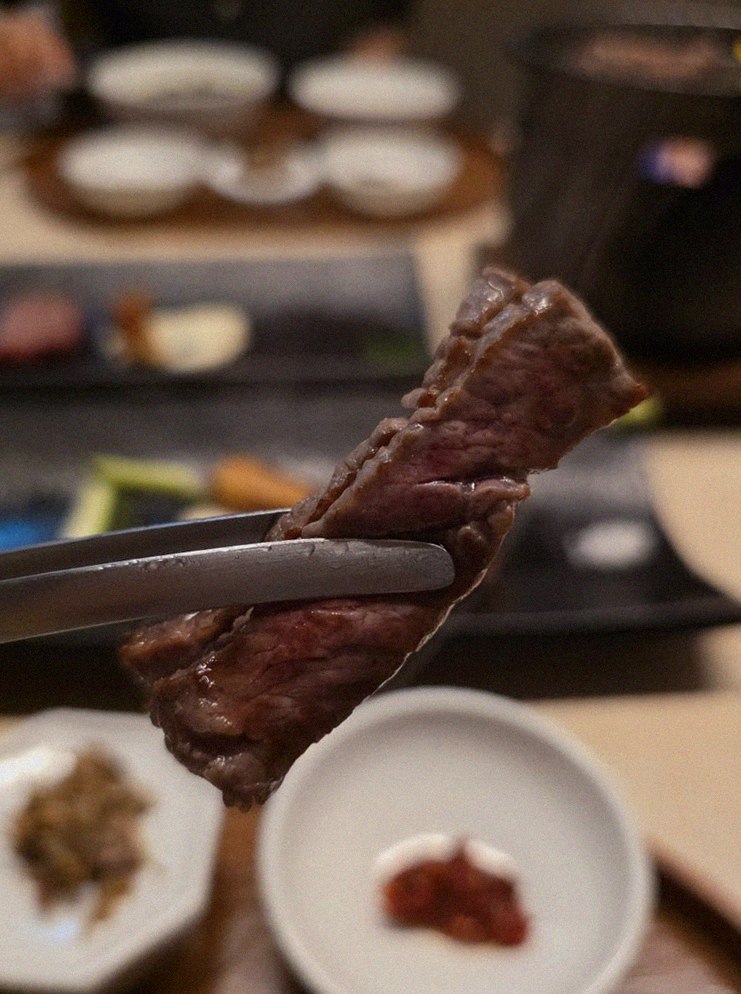 WOOARA Gwanghwamun · premium marbled Hanwoo beef presented before grilling