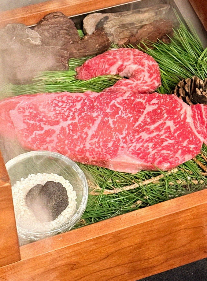 우아라 여의도점 · 여의도 룸식당 여의도 맛집 · 시그니처 한우 쇼잉 — 진열함에 담긴 마블링 한우와 캐비아