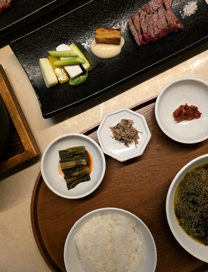 우아라 여의도점 · 여의도 룸식당 여의도 맛집 · 정갈하게 차려진 반찬과 곁들임 찬