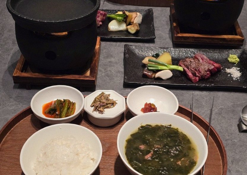 우하나 종각역점 · 광화문역 맛집 · 정갈하게 차려진 반찬과 곁들임 찬