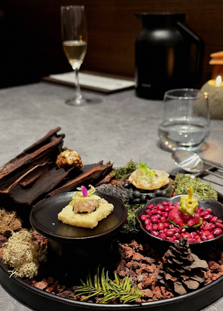 WOOHANA Jonggak · the signature Hanwoo showing — marbled beef cuts and caviar presented in a display chest