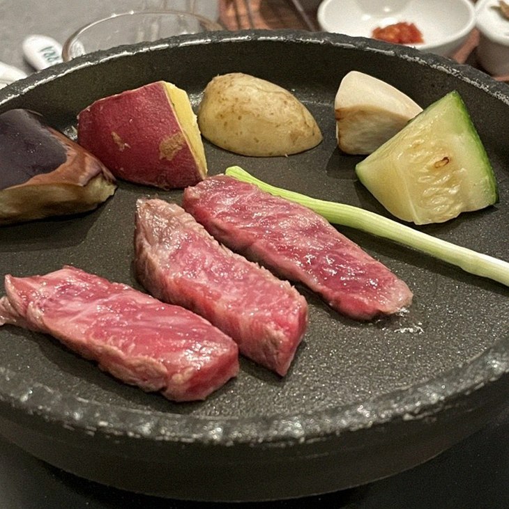 우하나 종각역점 · 서울역 룸식당 · 비장탄 그릴 위에서 익어가는 한우