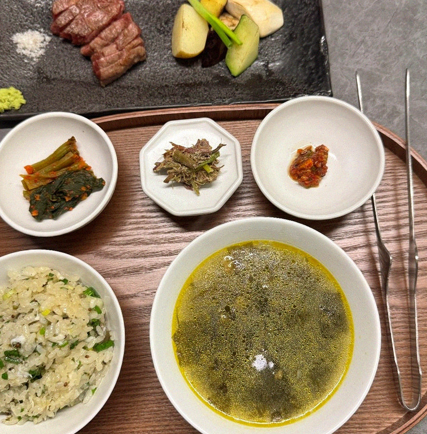우하나 종각역점 · 서울역 룸식당 · 정갈하게 차려진 반찬과 곁들임 찬