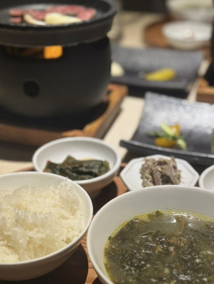 우아라 광화문점 · 정갈하게 차려진 반찬과 곁들임 찬