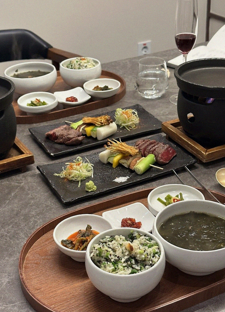 고우가 여의도점 · 여의도 한우오마카세 · 정갈하게 차려진 반찬과 곁들임 찬