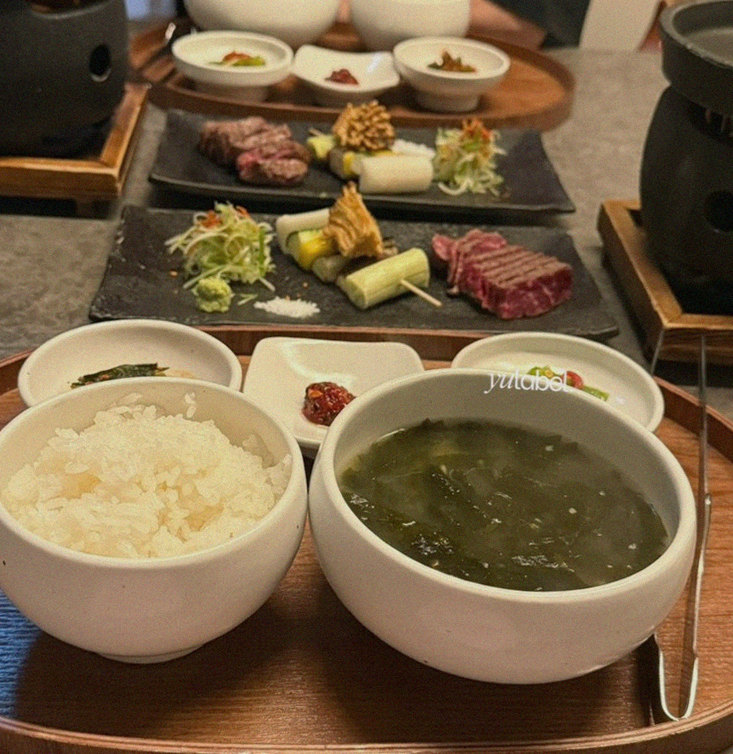 고우가 여의도점 · 영등포 고기맛집 · 정갈하게 차려진 반찬과 곁들임 찬