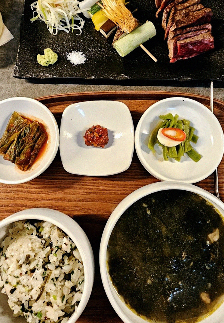고우가 여의도점 · 영등포 고기맛집 · 정갈하게 차려진 반찬과 곁들임 찬