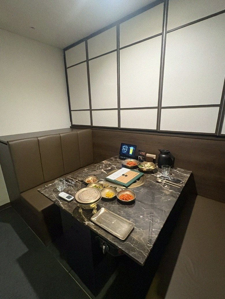 대보정 여의도점 · 여의도 룸식당 · 전 좌석 프라이빗 룸 내부 분위기