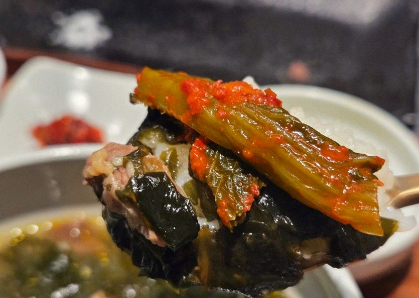 고우가 역삼점 강남 · 서울 한우오마카세 맛집 · 정갈하게 차려진 반찬과 곁들임 찬
