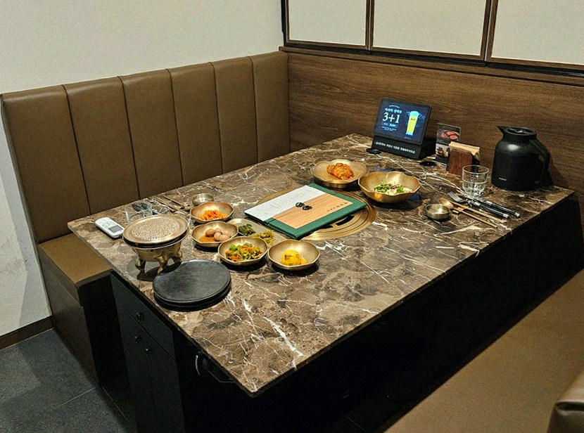 대보정 시청역점 · 서울시청역 점심맛집 · 시그니처 한우 쇼잉 — 진열함에 담긴 마블링 한우와 캐비아