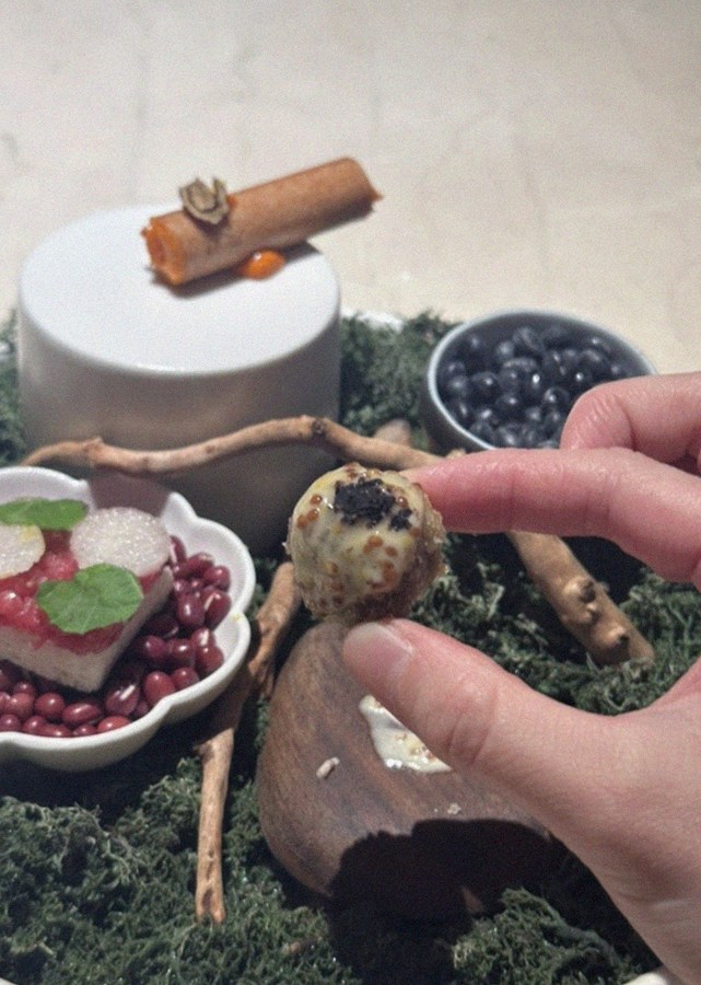 WOOARA Gwanghwamun · the signature Hanwoo showing — marbled beef cuts and caviar presented in a display chest