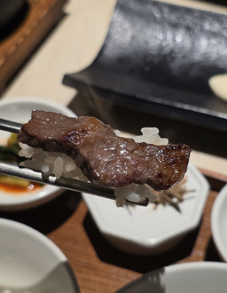WOOARA Gwanghwamun · premium marbled Hanwoo beef presented before grilling