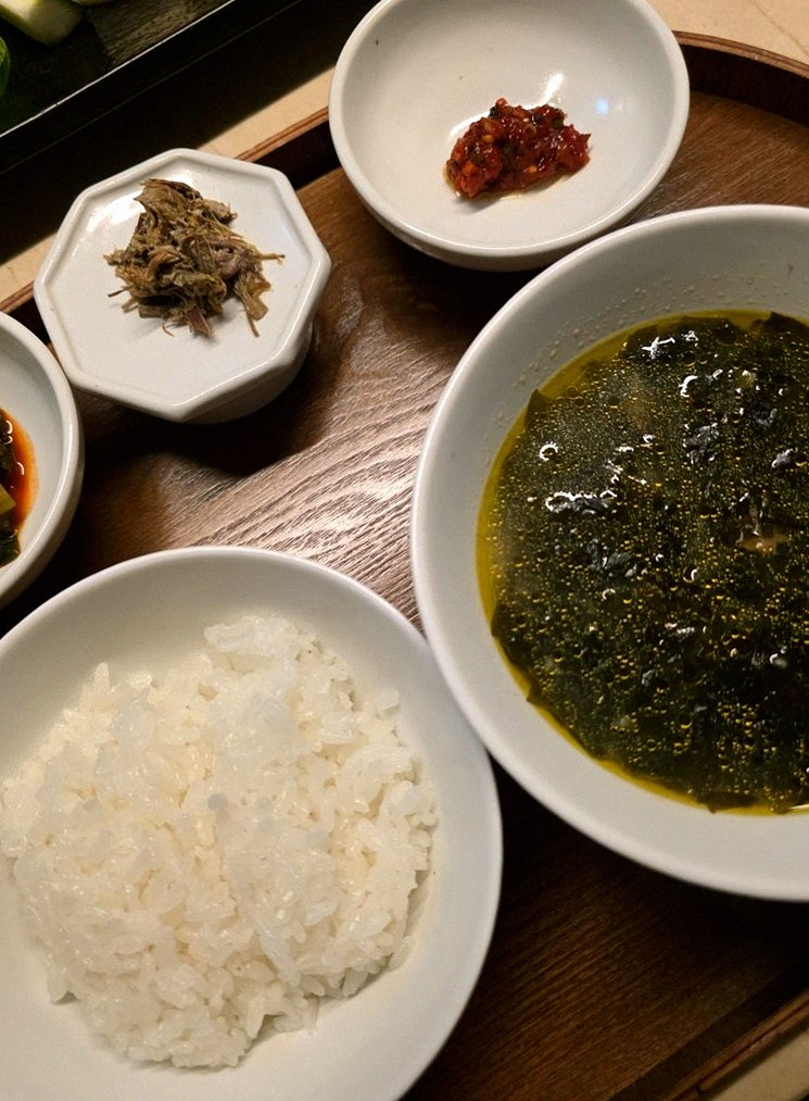 WOOARA Yeouido · assorted Korean side dishes (banchan)
