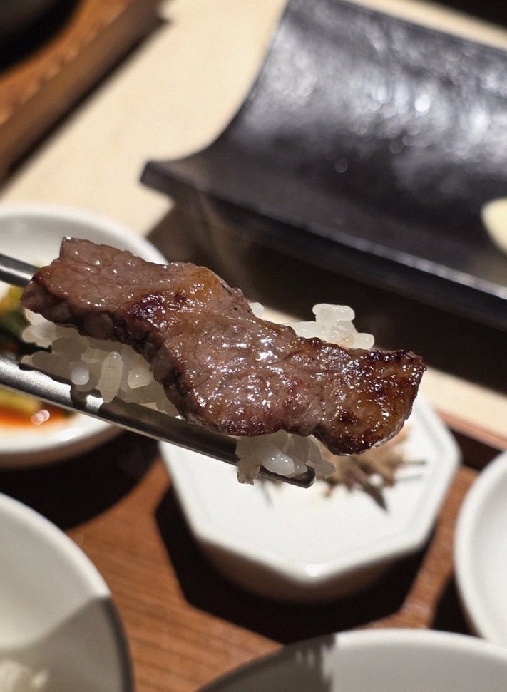 우아라 여의도점 · 여의도 점심맛집 · 마블링이 살아있는 프리미엄 한우 쇼잉