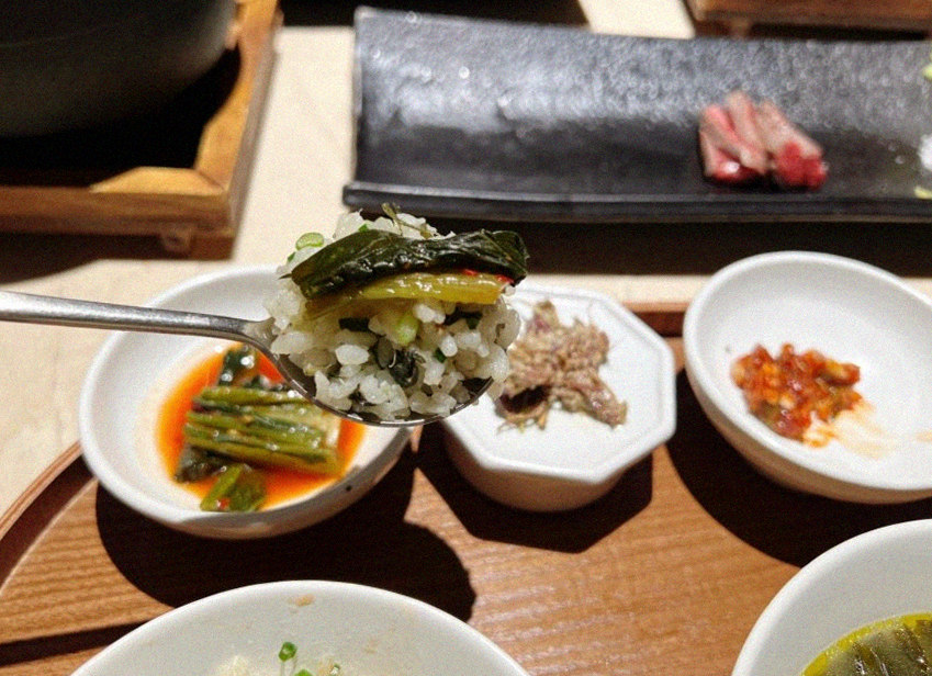 우아라 여의도점 · 여의도 점심맛집 · 정갈하게 차려진 반찬과 곁들임 찬