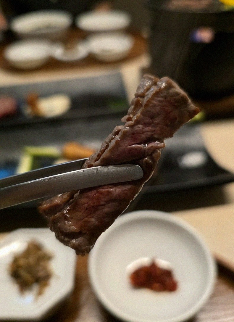 우아라 광화문점 · 광화문 맛집추천 · 마블링이 살아있는 프리미엄 한우 쇼잉