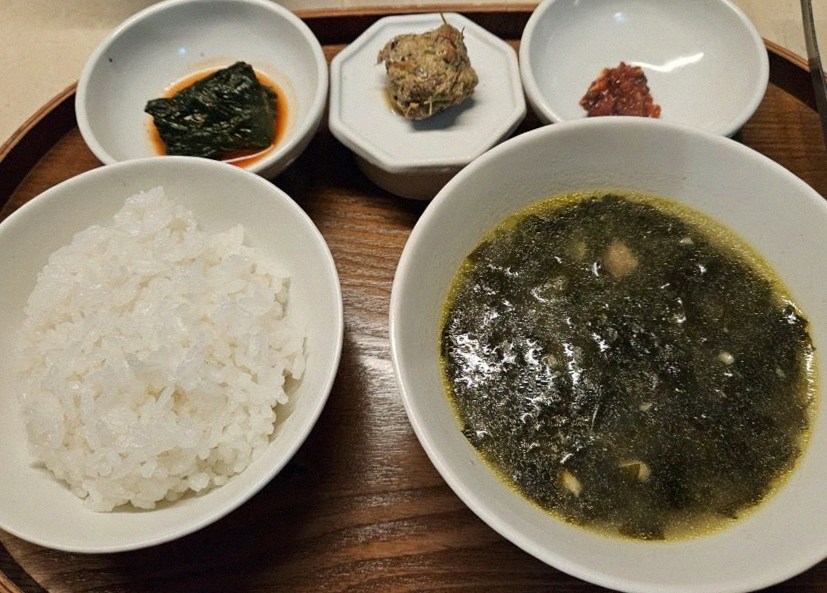 우아라 광화문점 · 광화문 맛집추천 · 정갈하게 차려진 반찬과 곁들임 찬