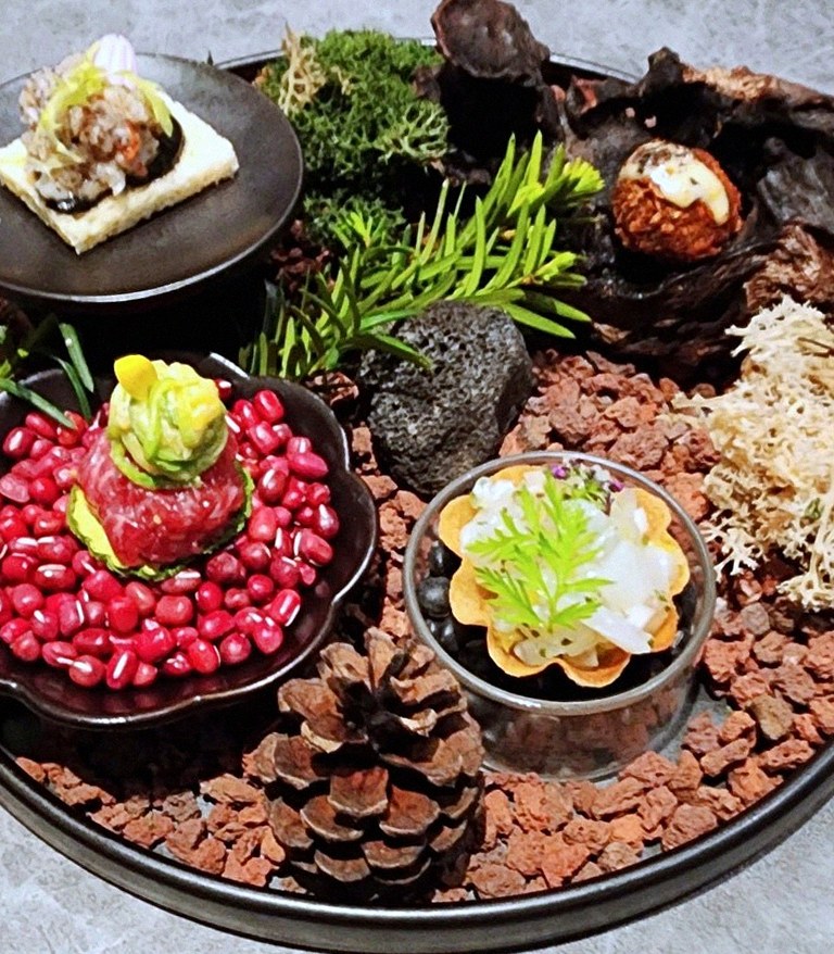 우하나 종각역점 · 충정로 맛집 · 시그니처 한우 쇼잉 — 진열함에 담긴 마블링 한우와 캐비아