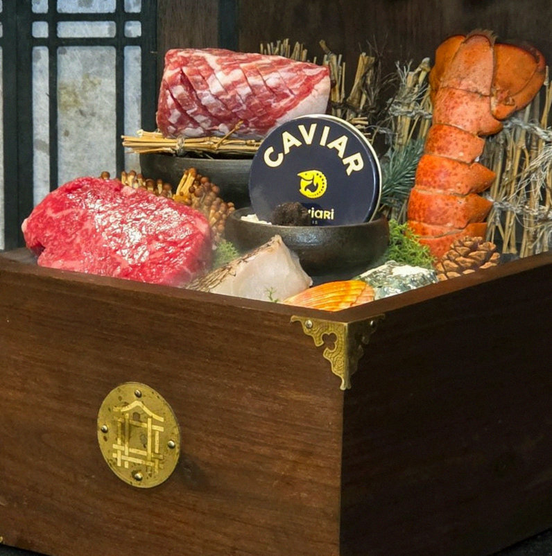 DAEBOJUNG City Hall · 招牌韩牛展示 — 木盒中呈现的雪花韩牛与鱼子酱