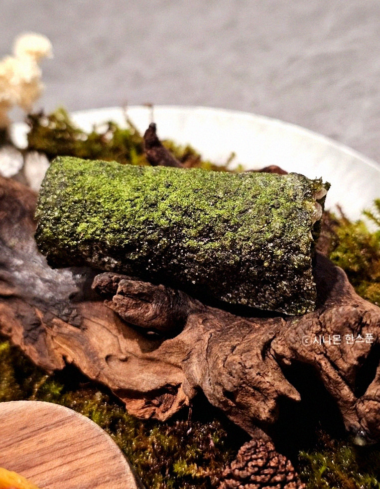 GOWOOGA Gangnam·Yeoksam · the signature Hanwoo showing — marbled beef cuts and caviar presented in a display chest