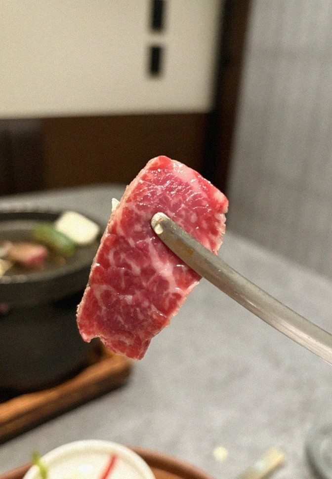 GOWOOGA Gangnam·Yeoksam · premium marbled Hanwoo beef presented before grilling