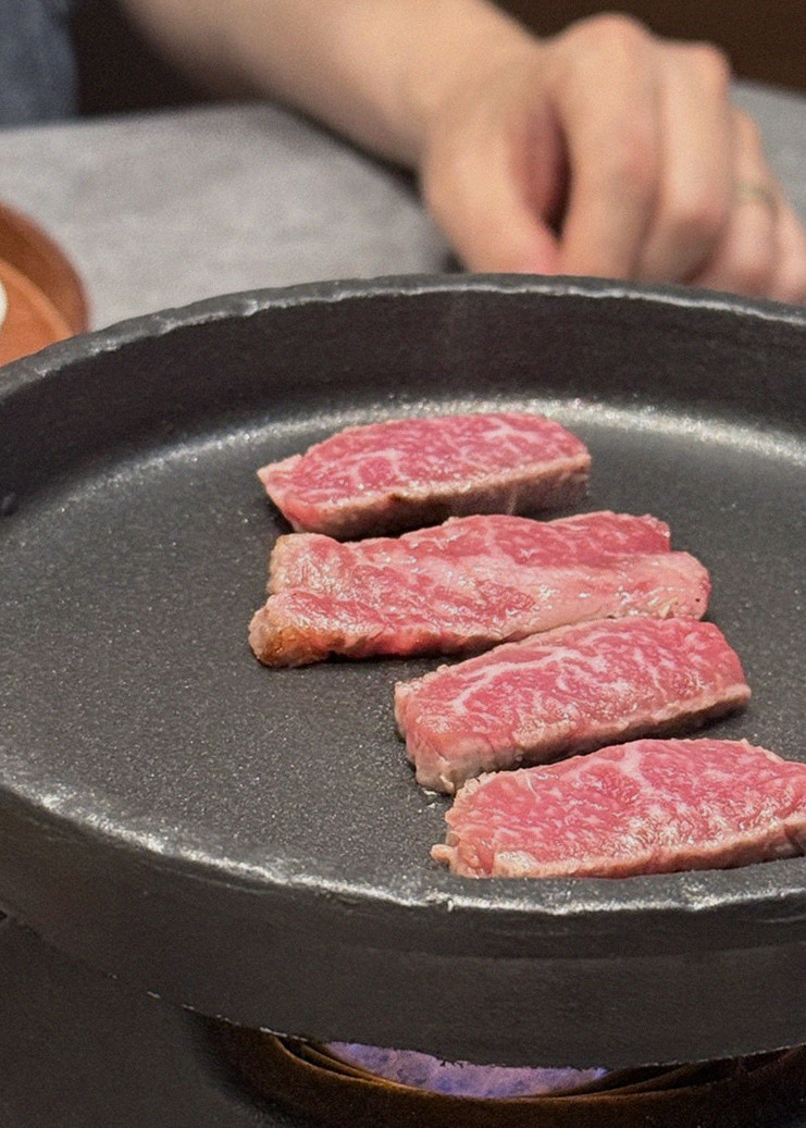 GOWOOGA Gangnam·Yeoksam · Hanwoo beef grilling over binchotan charcoal