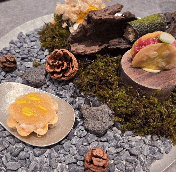 GOWOOGA Gangnam·Yeoksam · seafood course served alongside the beef