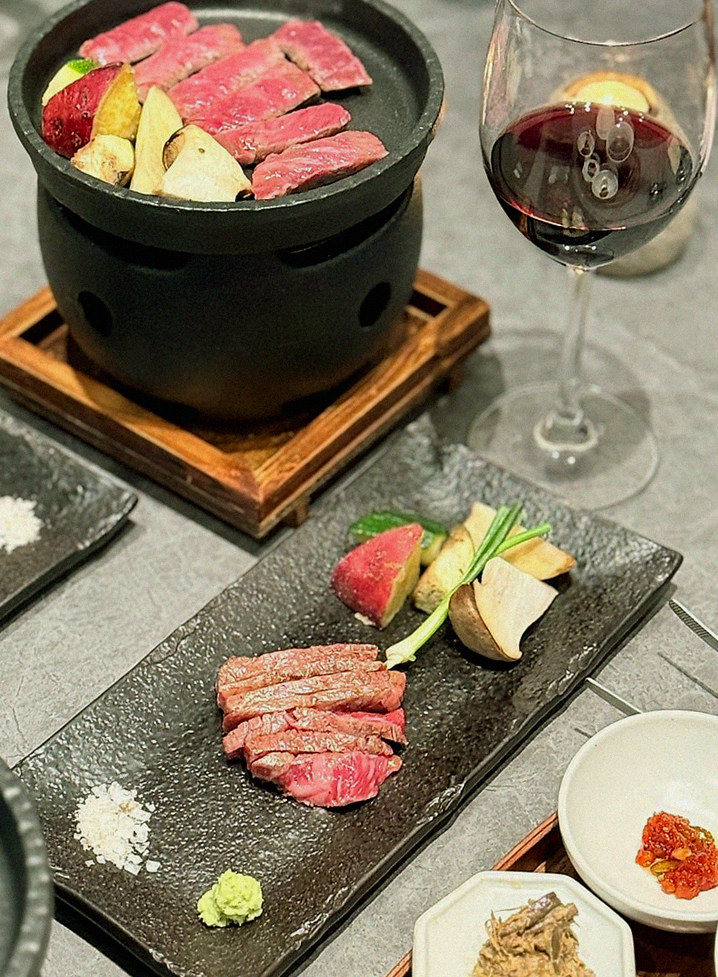 WOOHANA Jonggak · the signature Hanwoo showing — marbled beef cuts and caviar presented in a display chest