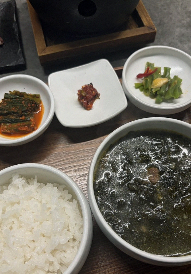 고우가 여의도점 · 정갈하게 차려진 반찬과 곁들임 찬