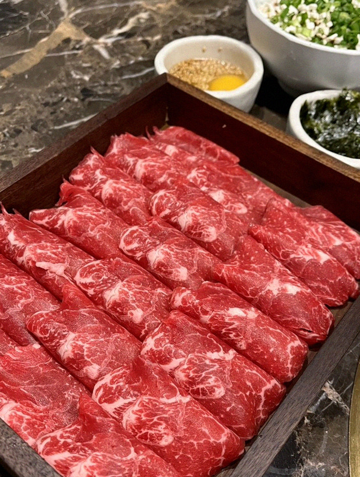 DAEBOJUNG Yeouido · premium marbled Hanwoo beef presented before grilling