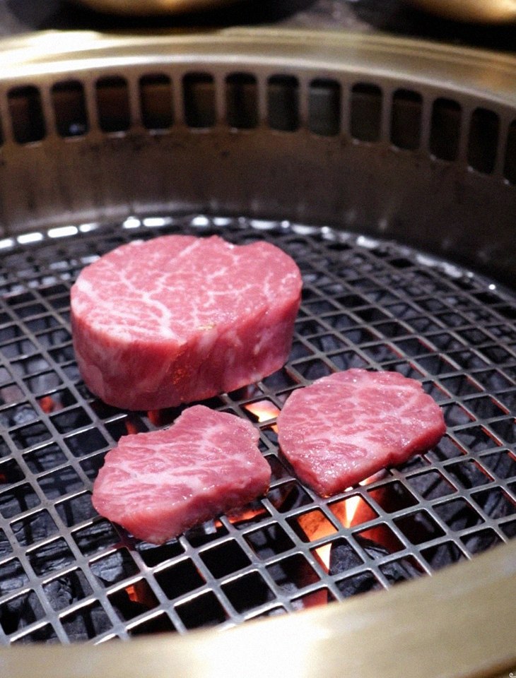 대보정 시청역점 · 비장탄 그릴 위에서 익어가는 한우