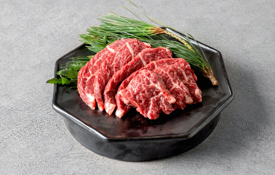 DAEBOJUNG Yeouido · premium marbled Hanwoo beef presented before grilling