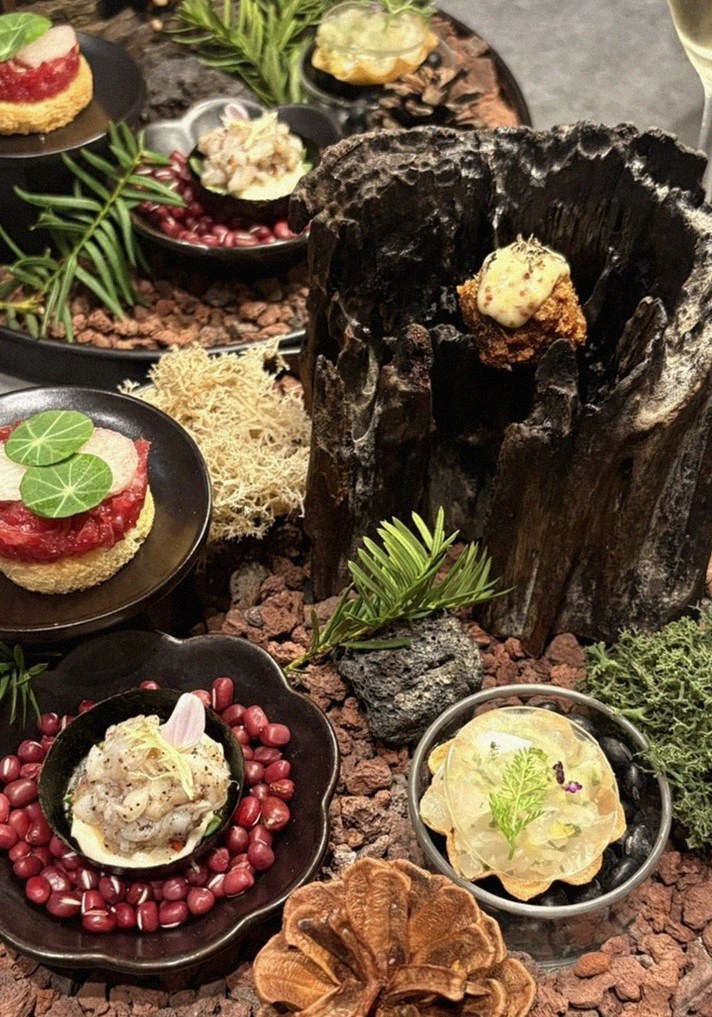 WOOHANA Yeouido · the signature Hanwoo showing — marbled beef cuts and caviar presented in a display chest