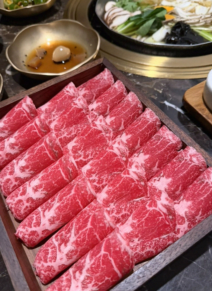 DAEBOJUNG Yeouido · premium marbled Hanwoo beef presented before grilling