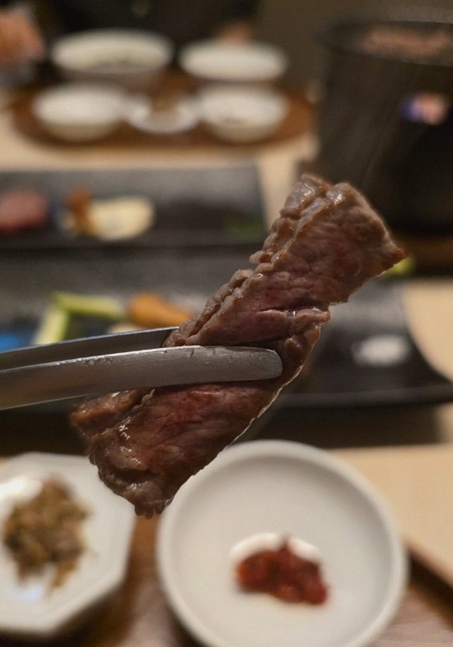 WOOARA Gwanghwamun · premium marbled Hanwoo beef presented before grilling