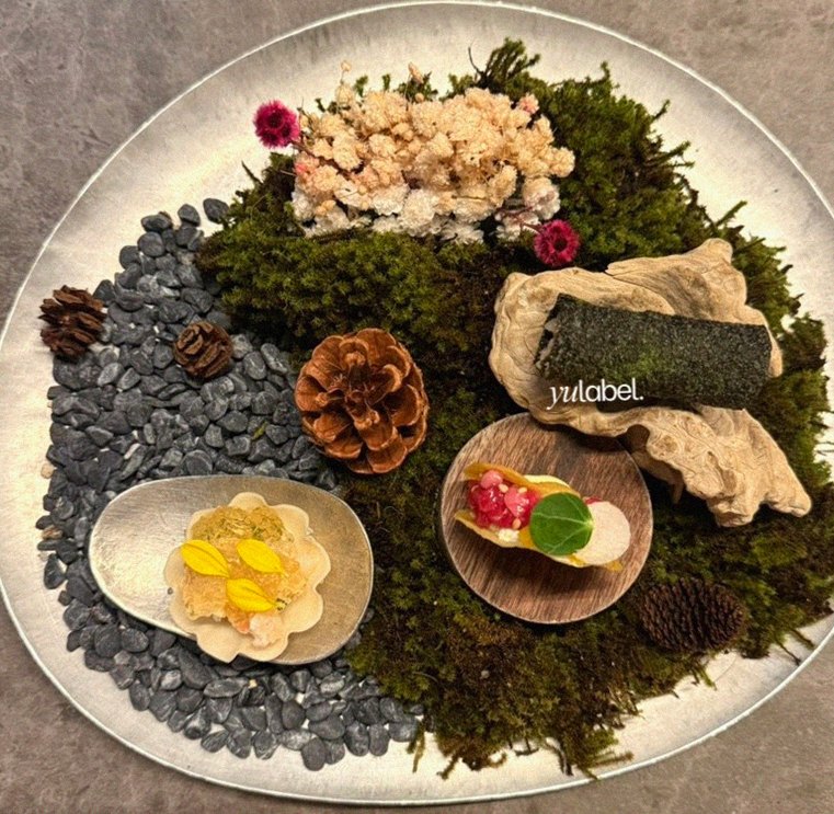 GOWOOGA Yeouido · seafood course served alongside the beef