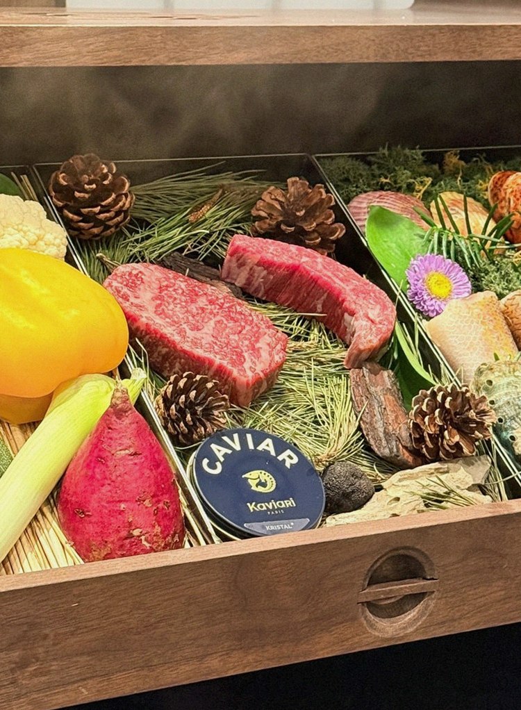 우하나 여의도점 · 더현대 근처 맛집 · 시그니처 한우 쇼잉 — 진열함에 담긴 마블링 한우와 캐비아