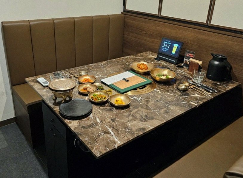 DAEBOJUNG City Hall · the signature Hanwoo showing — marbled beef cuts and caviar presented in a display chest