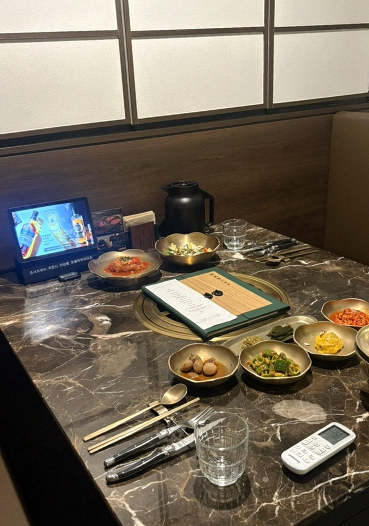 DAEBOJUNG City Hall · the full Hanwoo omakase table
