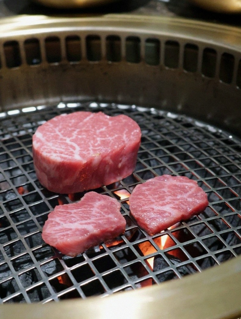 DAEBOJUNG City Hall · Hanwoo beef grilling over binchotan charcoal