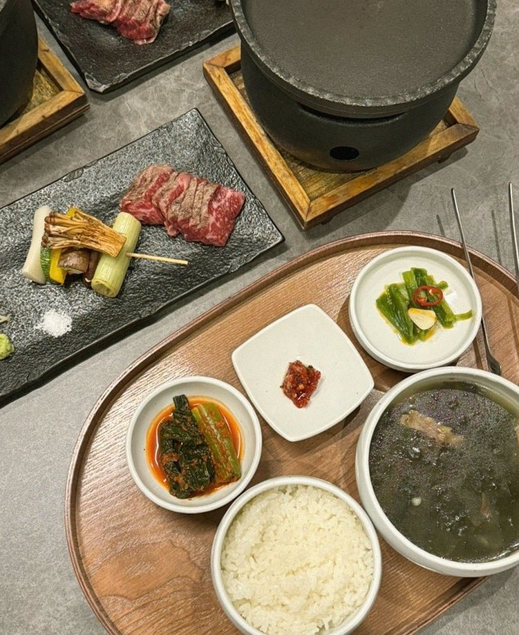 고우가 광화문점 · 서울 한우오마카세 경복궁 근처 맛집 · 정갈하게 차려진 반찬과 곁들임 찬